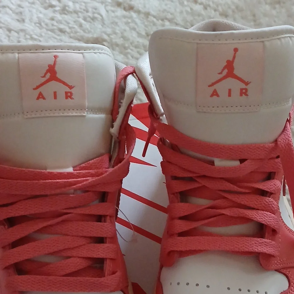 NWOT JORDAN MID 1 - Picture 3 of 8